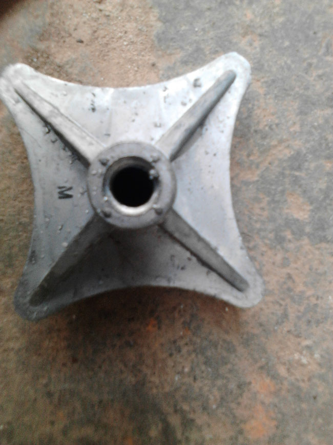 Q326履帶式拋丸機(jī)清理小型鋁件效果圖 Q326履帶式拋丸機(jī)清理小型鋁件效果圖