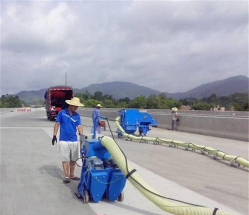 瀝青路面拋丸機施工現(xiàn)場圖 瀝青路面拋丸機施工現(xiàn)場圖