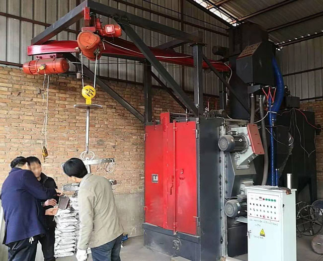 吊鉤式拋丸清理機(jī)使用現(xiàn)場圖 吊鉤式拋丸清理機(jī)使用現(xiàn)場圖